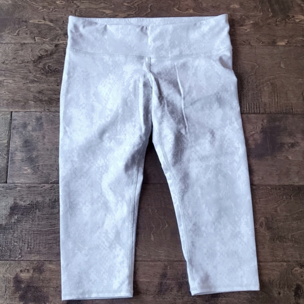 Worn once ALO white snakeskin 3/4ths crop leggings M